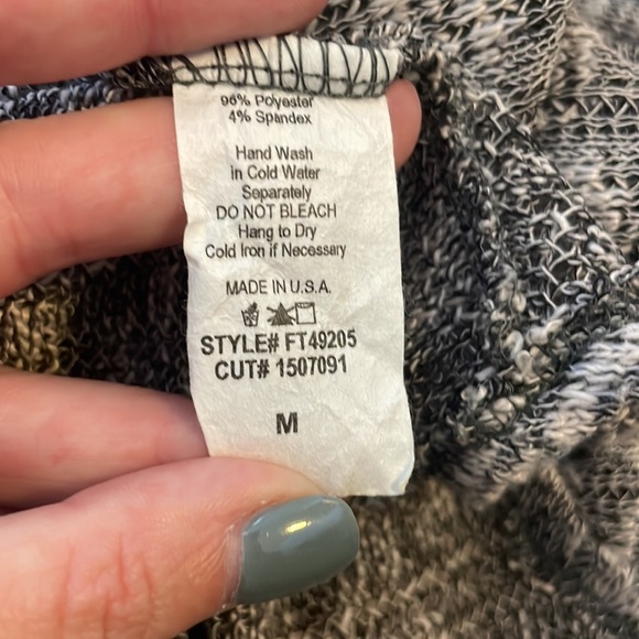 Jella C. Size M Cropped front Sweater. Open back with white lace. - Picture 4 of 4